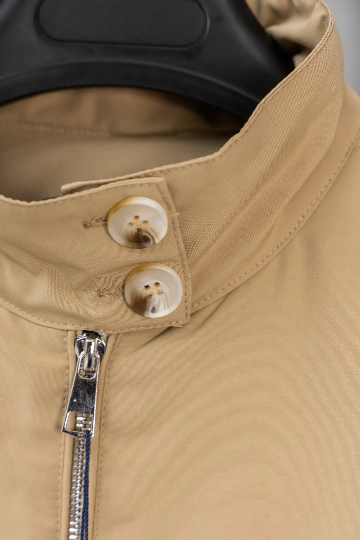 P370 Model number: M038 Rah Lauren Harrington classic unisex old cadre zipper jacket cotton-padded jacket Yi Mengling's same style. Recommended by many fashion bloggers. The Harrington jacket's lapel zipper windproof design perfectly blends casual style with street trend elements, making it very suitable for neutral wear. The fabric texture of the jacket is excellent and comfortable to wear. It is a very versatile and trendy jacket. Original development, 100% pure cotton fabric, exquisite embroidery, evergreen style for all seasons, feel free to buy it, retro will never go out of style!  Color: Khaki Black Navy Size: S-XL